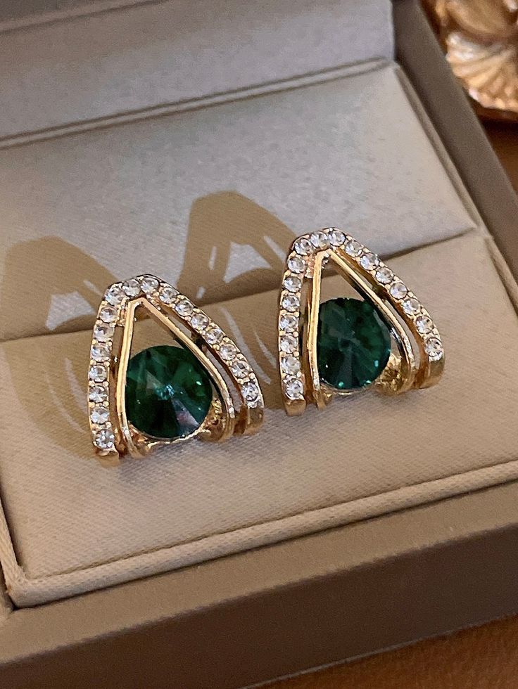 Curved-V Stud Tops pair