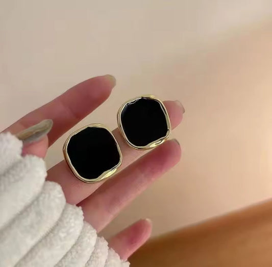 Abstract black stud✨